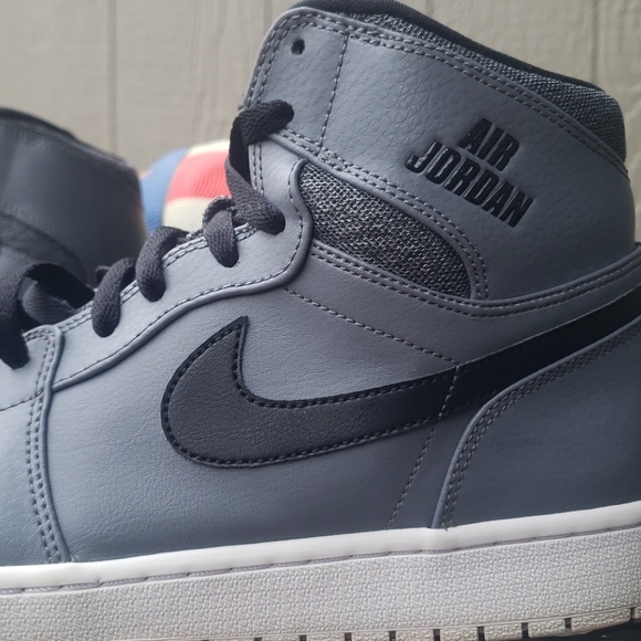 AIR JORDAN RETRO 1 - Picture 8 of 15